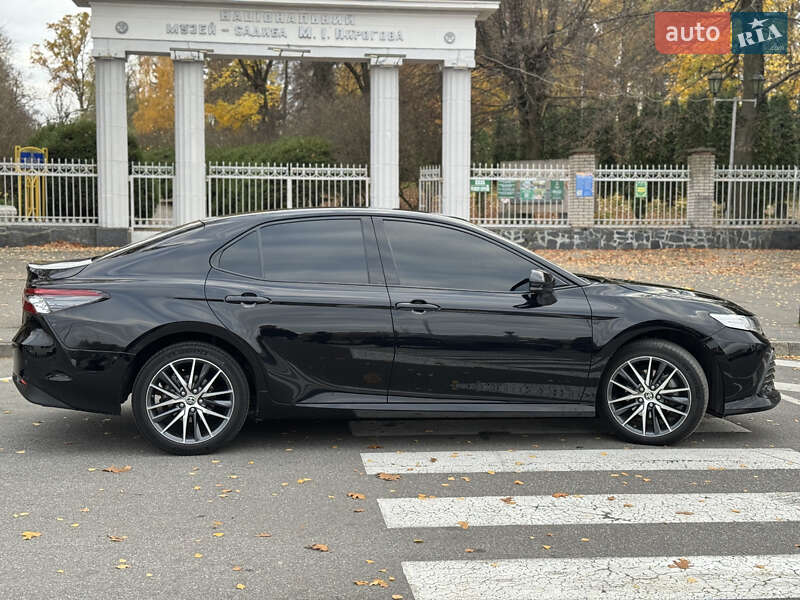 Седан Toyota Camry 2023 в Виннице