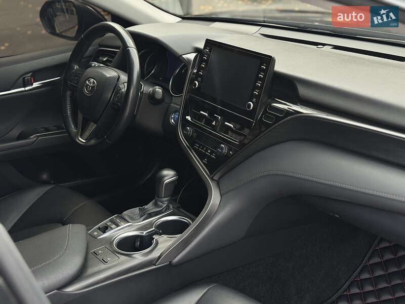 Седан Toyota Camry 2023 в Виннице