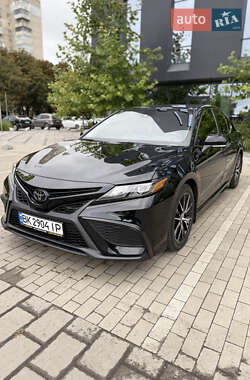 Седан Toyota Camry 2022 в Ровно