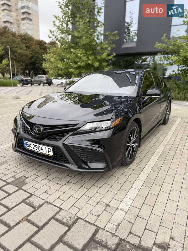 Седан Toyota Camry 2022 в Ровно