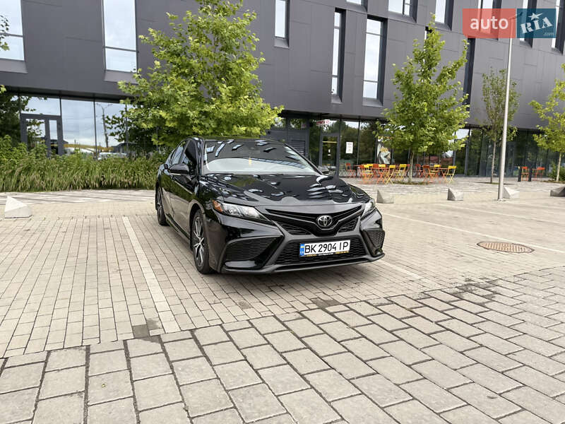 Седан Toyota Camry 2022 в Ровно