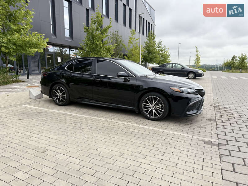 Седан Toyota Camry 2022 в Ровно