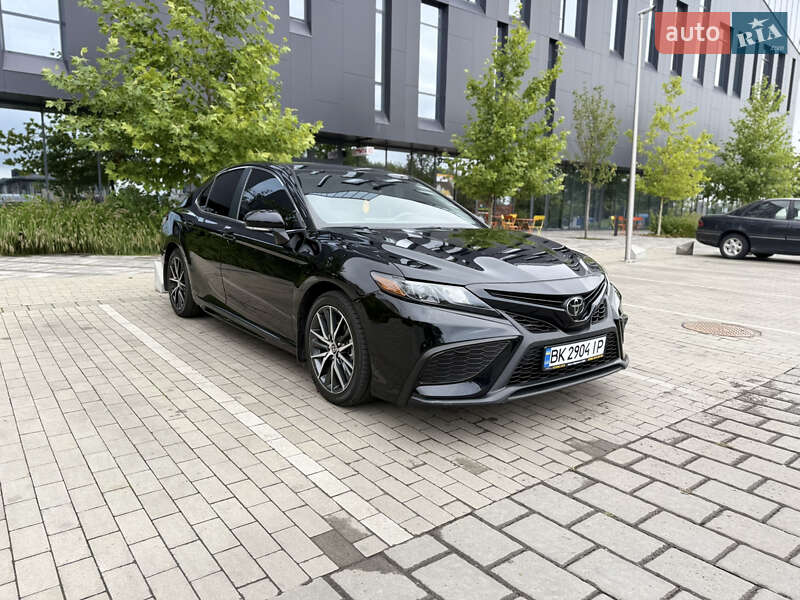 Седан Toyota Camry 2022 в Ровно