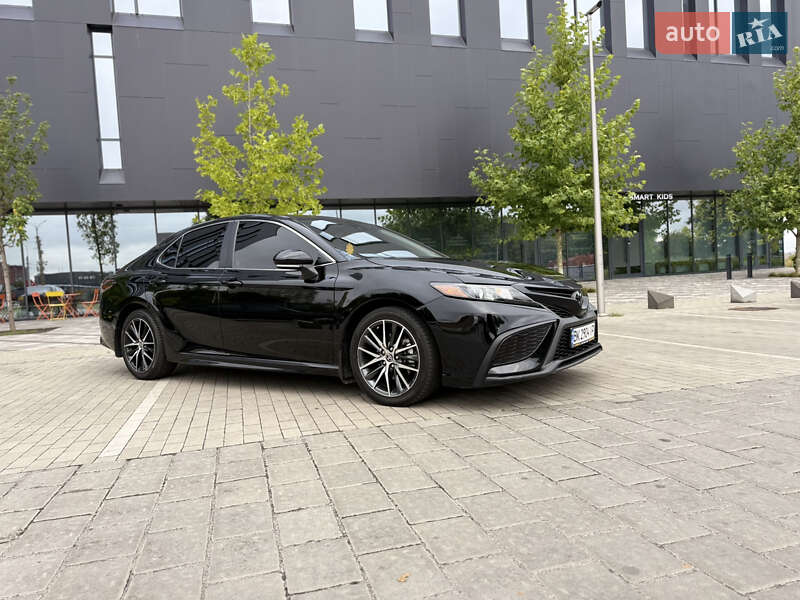 Седан Toyota Camry 2022 в Ровно