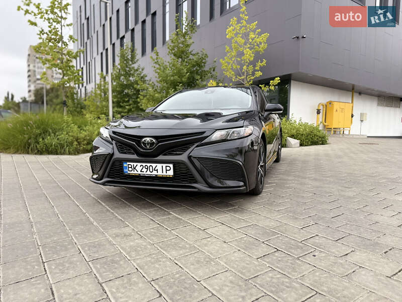 Седан Toyota Camry 2022 в Ровно