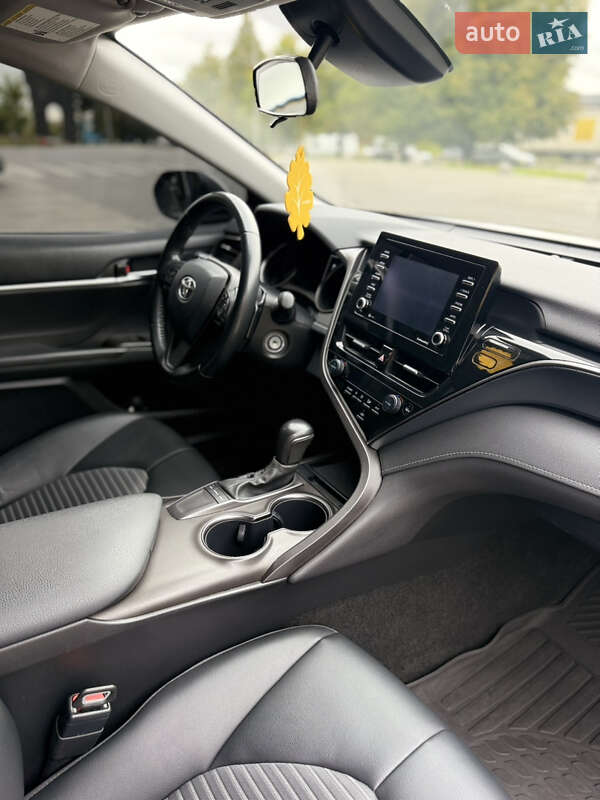 Седан Toyota Camry 2022 в Ровно