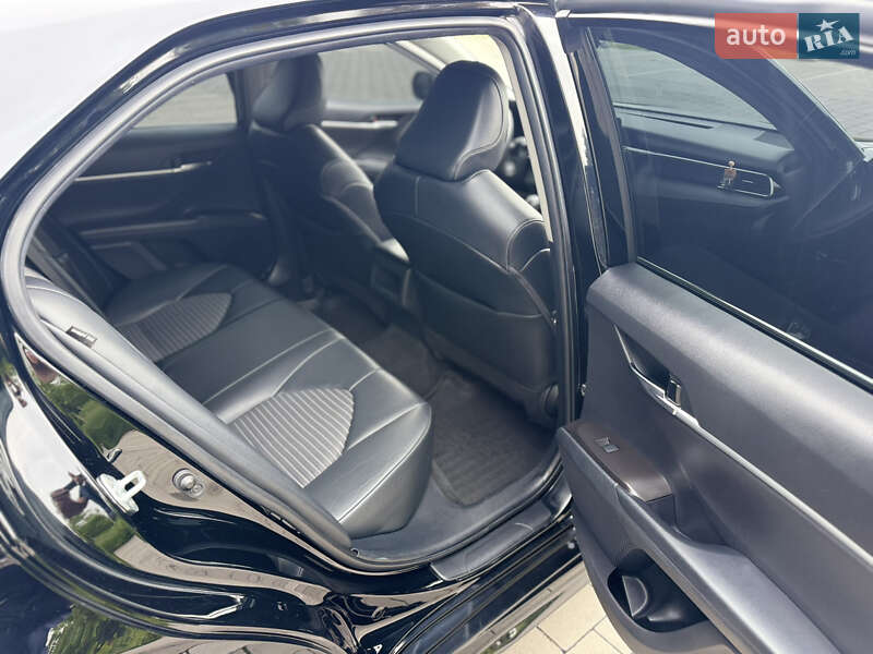 Седан Toyota Camry 2022 в Ровно