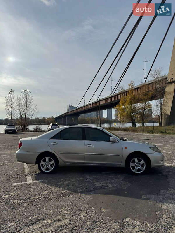 Седан Toyota Camry 2005 в Киеве