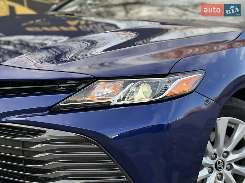 Седан Toyota Camry 2018 в Киеве