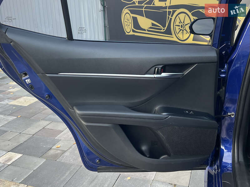 Седан Toyota Camry 2018 в Киеве