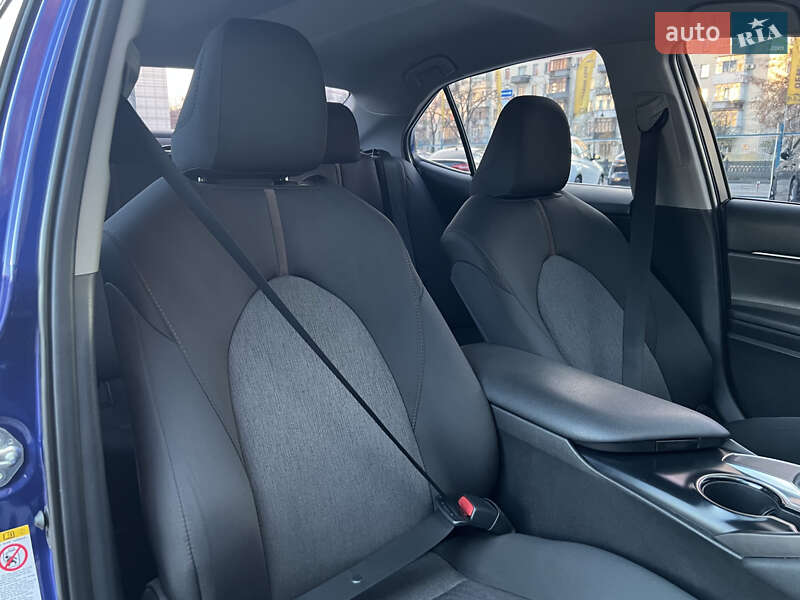 Седан Toyota Camry 2018 в Киеве