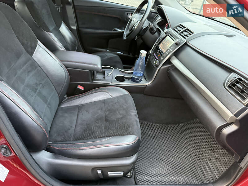 Седан Toyota Camry 2016 в Киеве