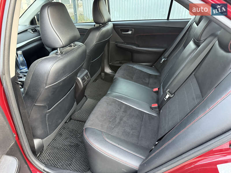 Седан Toyota Camry 2016 в Киеве