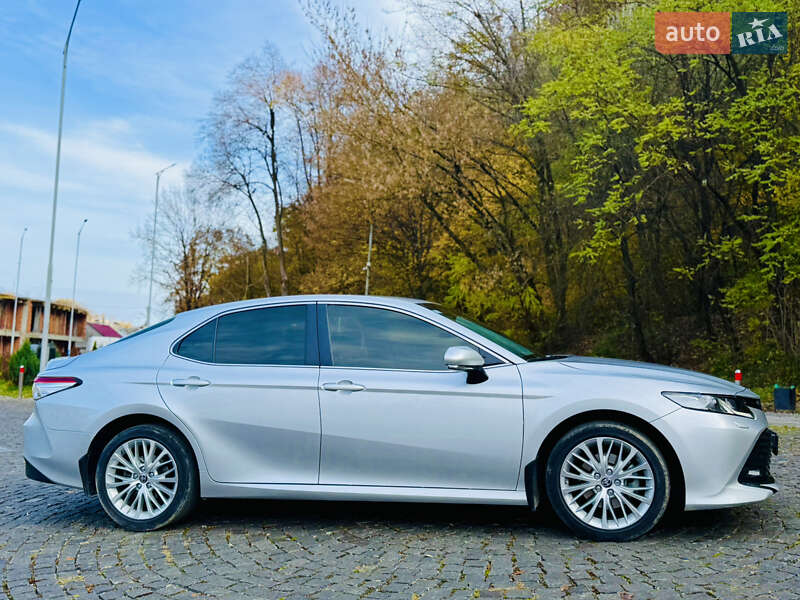 Седан Toyota Camry 2020 в Хусте