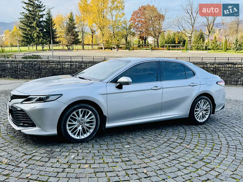 Седан Toyota Camry 2020 в Хусте