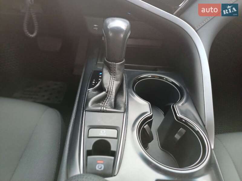 Седан Toyota Camry 2020 в Павлограде