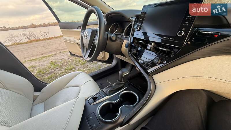 Седан Toyota Camry 2021 в Днепре