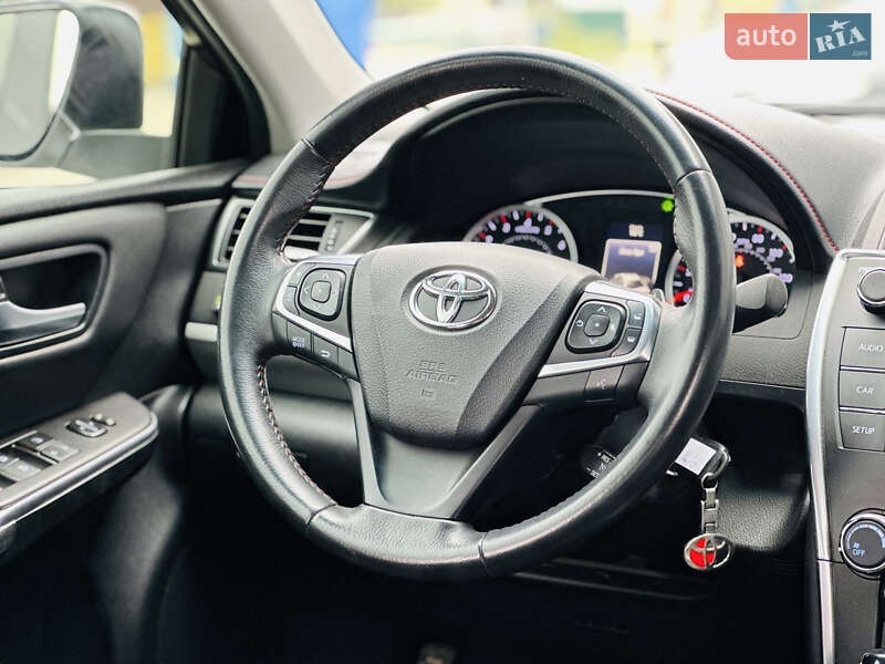 Седан Toyota Camry 2017 в Харькове