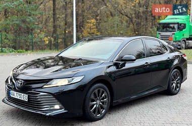 Седан Toyota Camry 2019 в Киеве