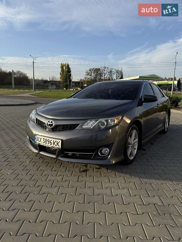 Седан Toyota Camry 2013 в Харькове