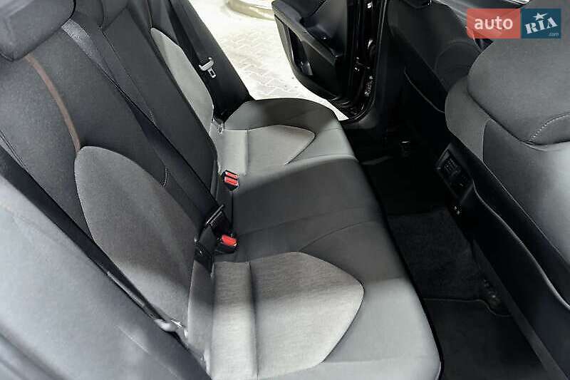 Седан Toyota Camry 2019 в Львове