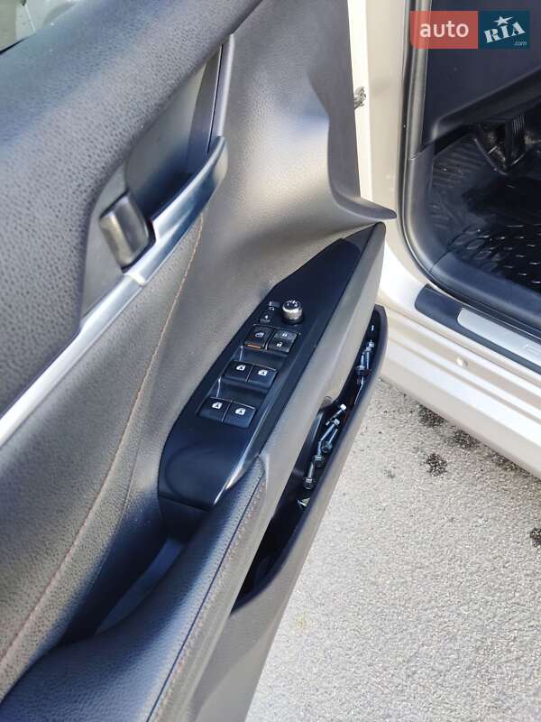 Седан Toyota Camry 2017 в Киеве