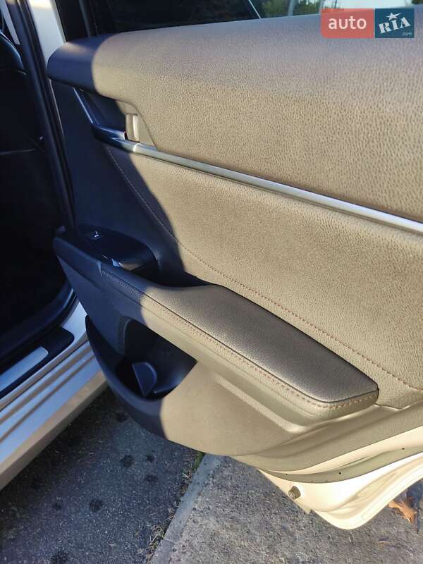 Седан Toyota Camry 2017 в Киеве