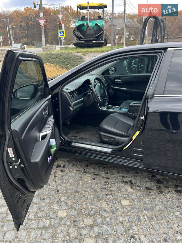 Седан Toyota Camry 2017 в Львове