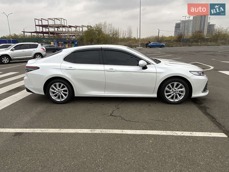 Седан Toyota Camry 2023 в Киеве