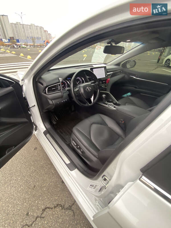 Седан Toyota Camry 2023 в Киеве