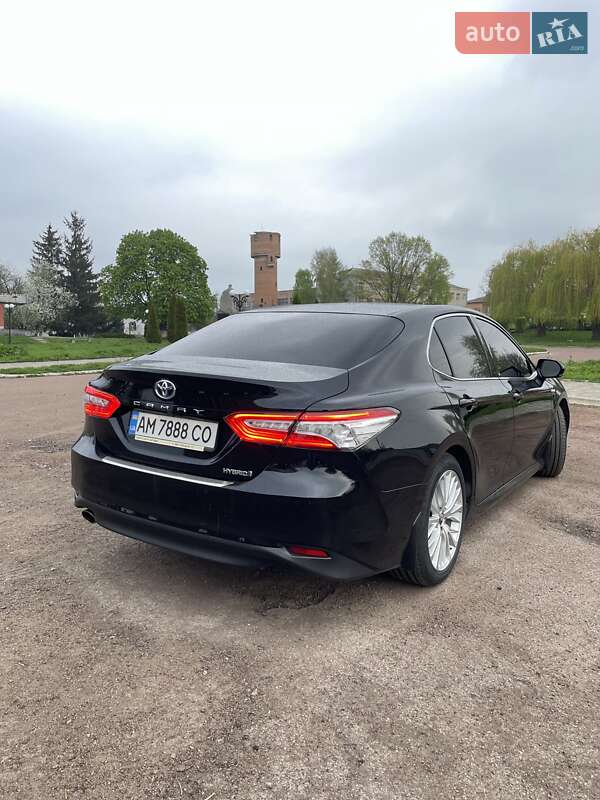 Седан Toyota Camry 2019 в Житомире