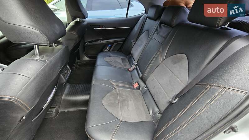 Седан Toyota Camry 2018 в Киеве