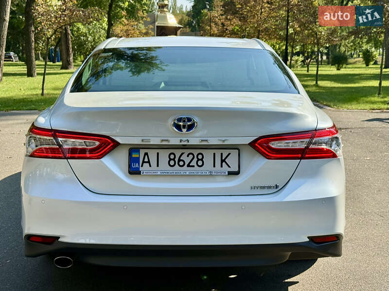 Седан Toyota Camry 2019 в Киеве