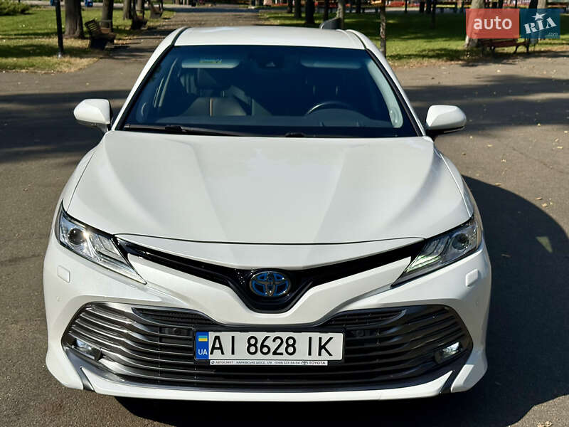 Седан Toyota Camry 2019 в Киеве