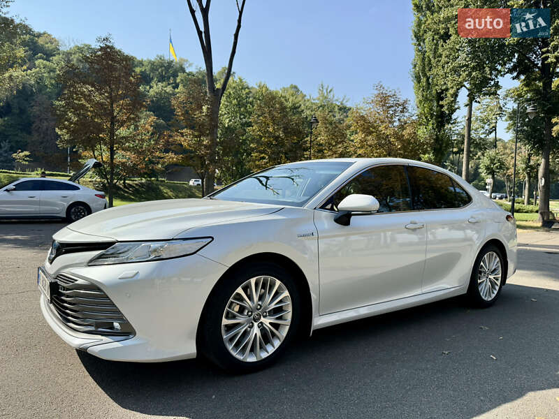 Седан Toyota Camry 2019 в Киеве