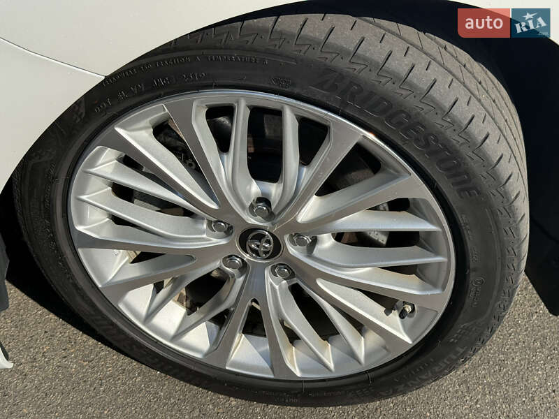 Седан Toyota Camry 2019 в Киеве