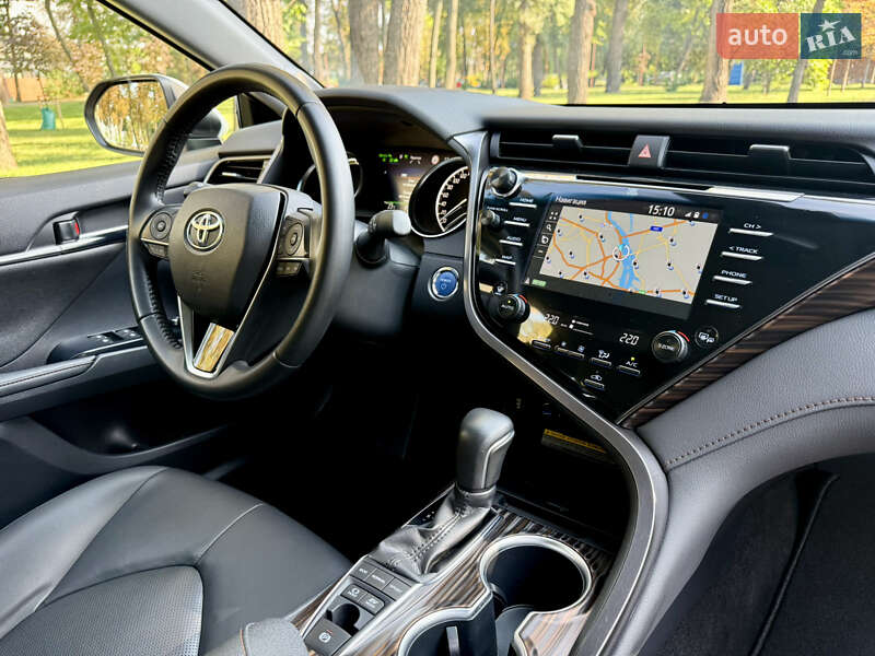Седан Toyota Camry 2019 в Киеве