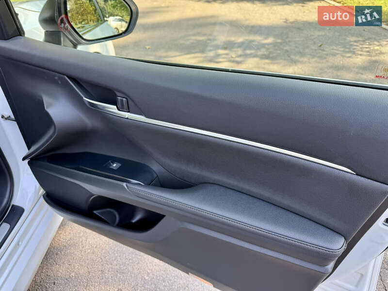 Седан Toyota Camry 2019 в Киеве