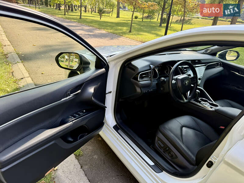 Седан Toyota Camry 2019 в Киеве