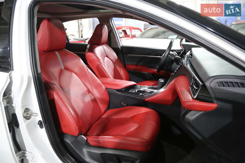 Седан Toyota Camry 2019 в Киеве