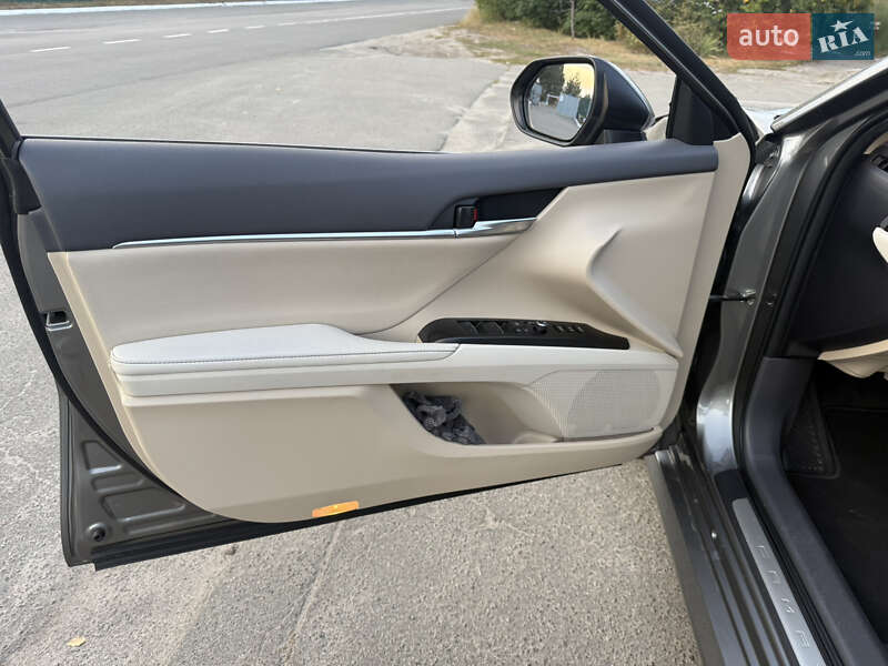 Седан Toyota Camry 2021 в Киеве