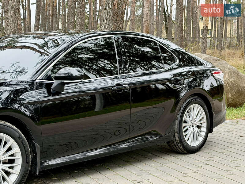 Седан Toyota Camry 2020 в Житомире