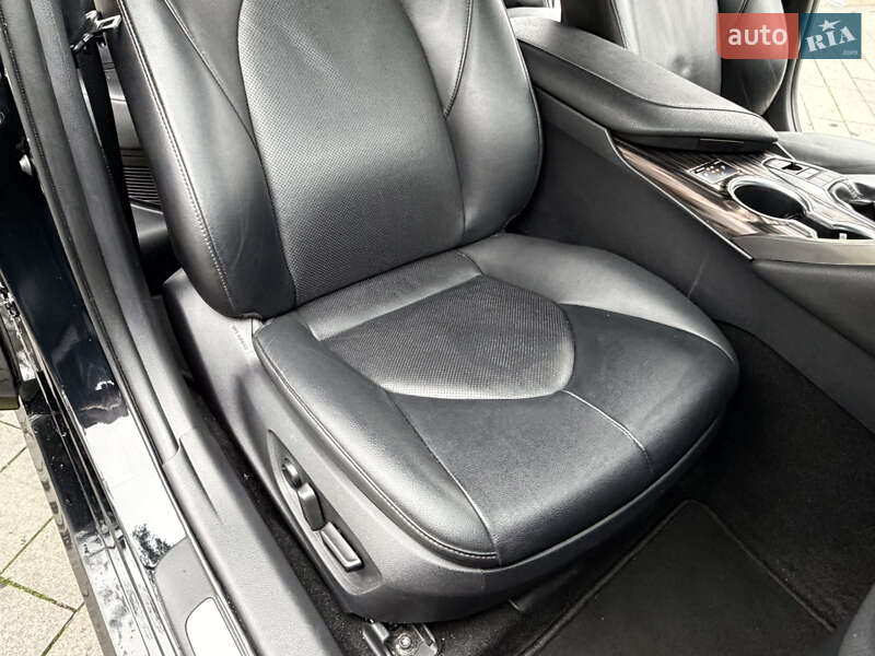 Седан Toyota Camry 2020 в Житомире