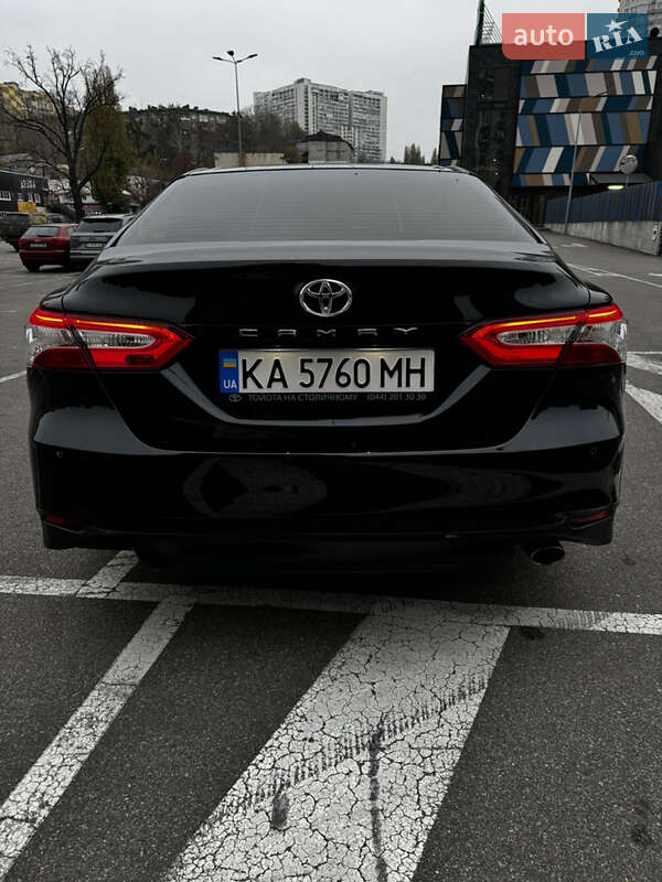Седан Toyota Camry 2019 в Киеве