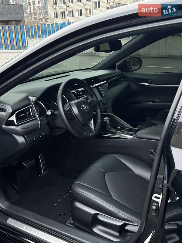 Седан Toyota Camry 2019 в Киеве