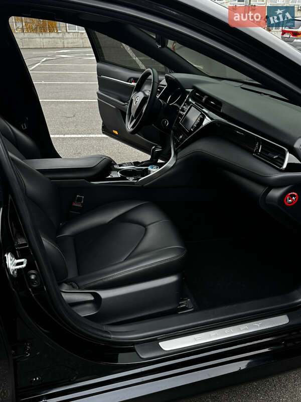 Седан Toyota Camry 2019 в Киеве