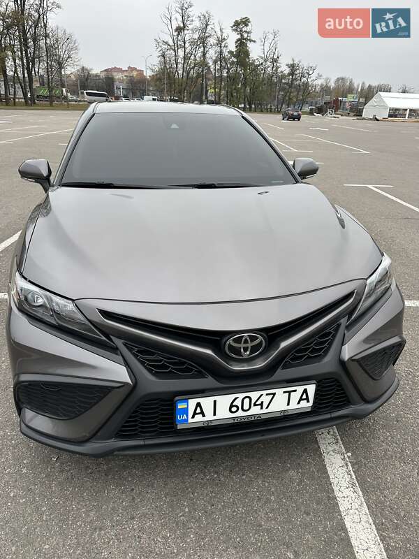 Седан Toyota Camry 2023 в Киеве