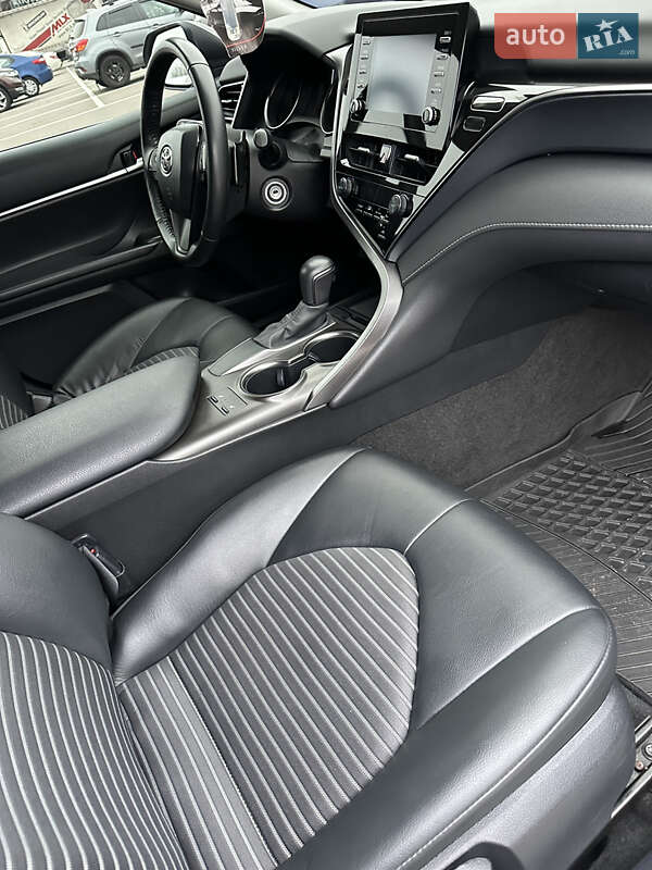 Седан Toyota Camry 2023 в Киеве