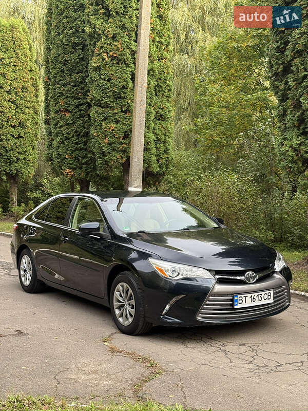 Седан Toyota Camry 2016 в Рівному