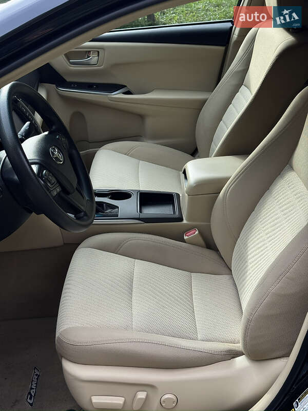 Седан Toyota Camry 2016 в Рівному
